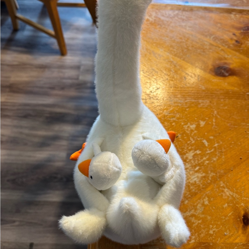 Darling plush swan with two babies!!! So cute and excellent condition - Picture 4 of 4